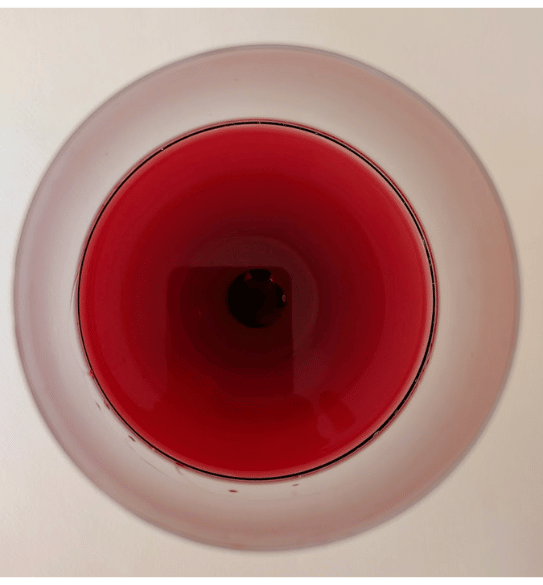 Meiomi Pinot Noir color in glass